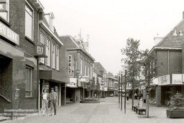 Verleden tussen 1984 en 1986 - Jan van Schaffelaarstraat in de richting van de Burgermeester Kuntzelaan. Aan de linkerkant de AMRO-bank en daarnaast warenhuis Spelt. Rechts Livera, Barneveld