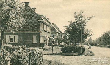 Verleden 1945/1950 - De kruising Molenweg, Haarkampstraat te Voorthuizen. De foto is gemaakt in de richting van Garderbroek.
